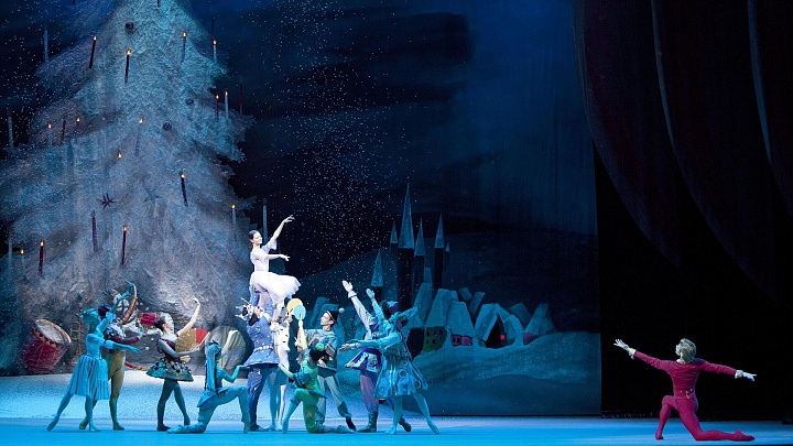 Ставка за билет на "Щелкунчика" в Большом театре достигла 100 тысяч рублей