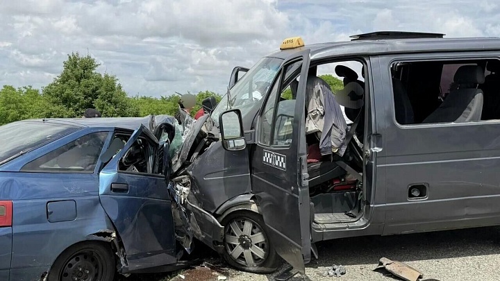 В Ставропольском крае один человек погиб в аварии с микроавтобусом