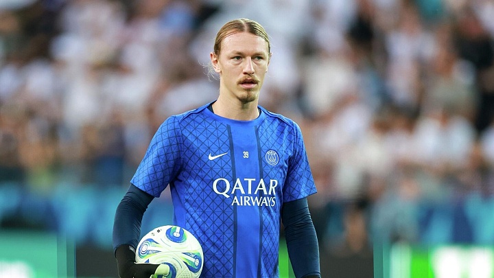 Энрике назвал Сафонова вратарем высшего уровня