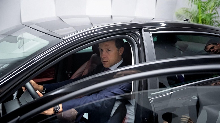 Мантуров протестировал опытную версию Lada e-Aura