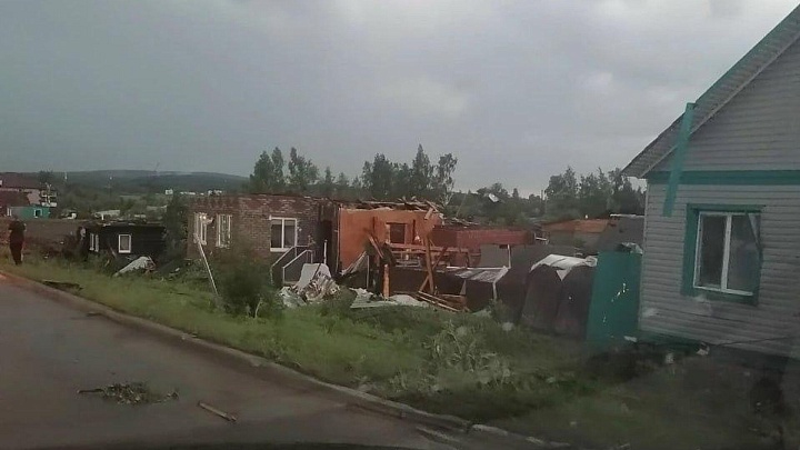 Почти сто домов пострадали от смерча в одном из городов Свердловской области