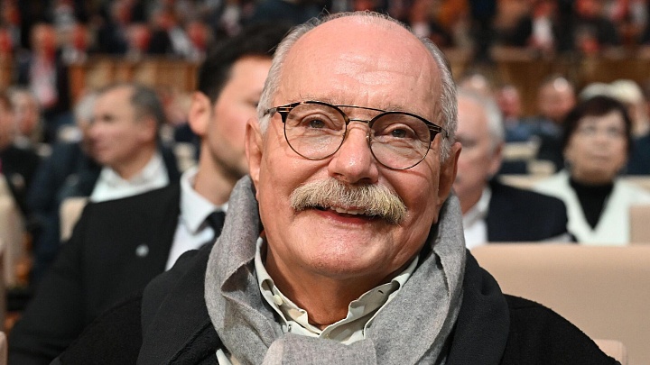 Путин поздравил Михалкова с награждением орденом Андрея Первозванного